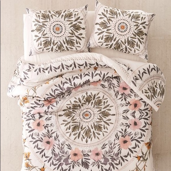 Urban Outfitters Other - TwinXL Urban Outfitters Iris Sketch Comforter Set
